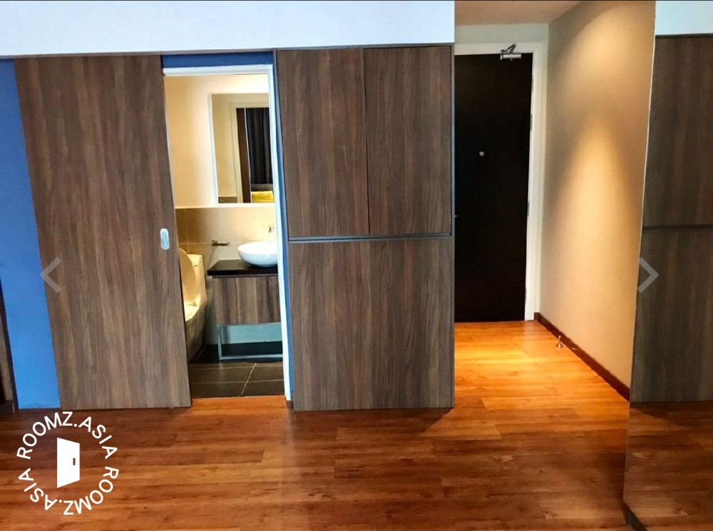 Single room for rent at with private 🛁bathroom