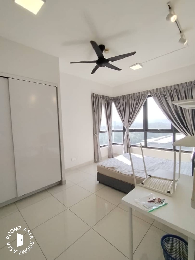 Master room for rent at Dsara Sentral Condo with private 🛁bathroom (No Aircond)