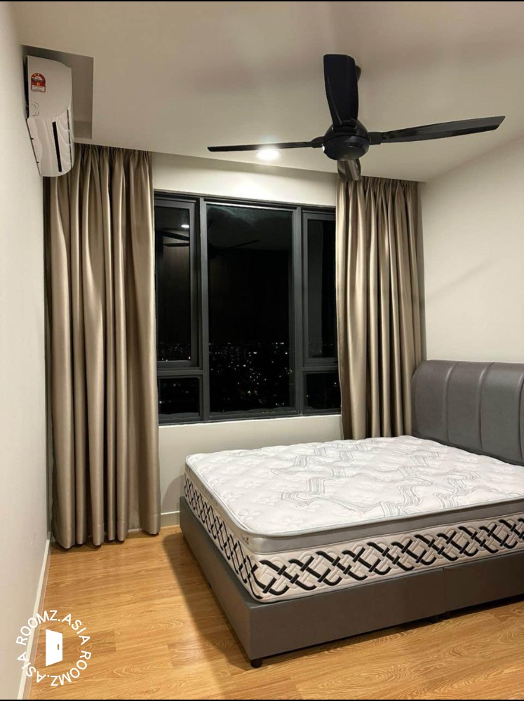 Master Room with private bathroom for student