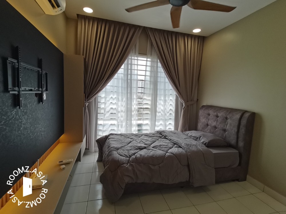 Middle room for rent at LILI Apartment , Kuchai Lama