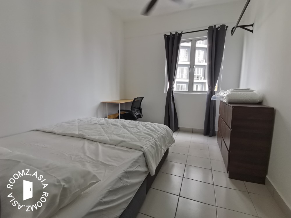 Middle room for rent at Lily Apartment, Kuchai Lama