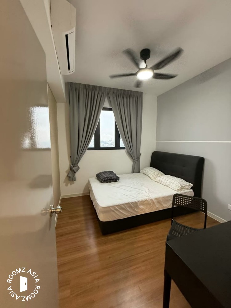 Middle Room for Rent at M Luna, Kepong