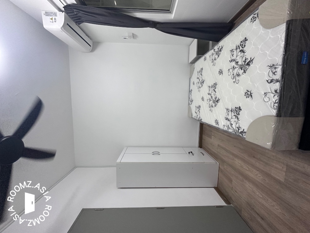 Middle room for rent at