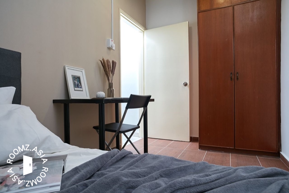 *Female unit* Small room next to Sunway Putra Mall! 2 min to PWTC LRT! *Free WIFI