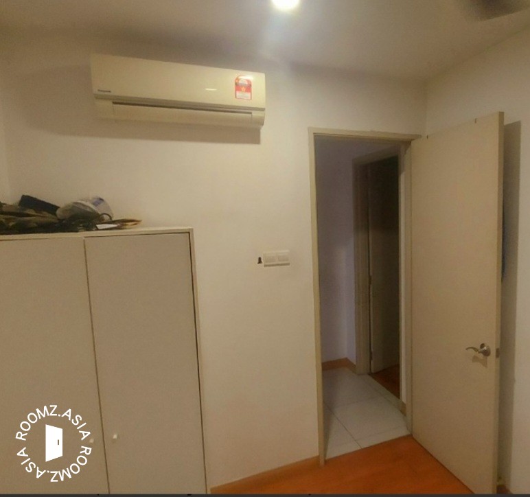 Middle room for rent at with private 🛁bathroom