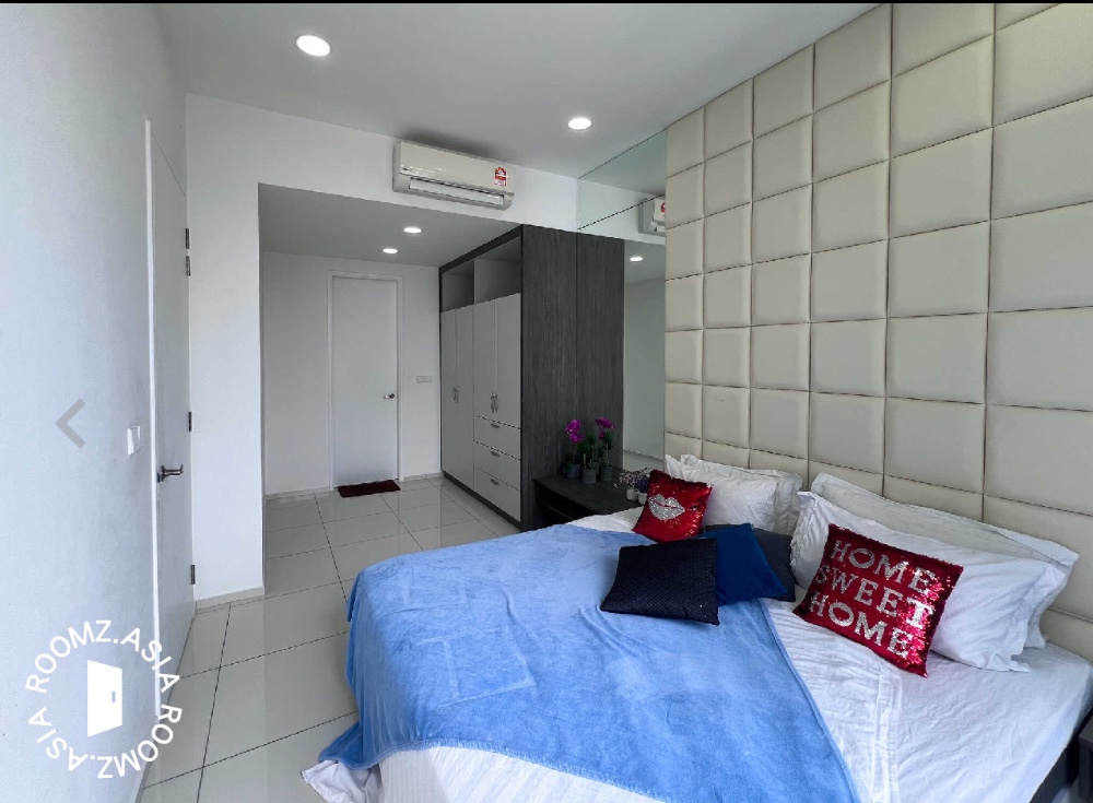 A condo common room with a private bathroom for the tenant's own use. +60 16 408 0645 Looking for a happy, great tenant to make this cute and place home! Interested tenants should Message the landlord on WhatsApp : +60 16 408 0645 direct owner