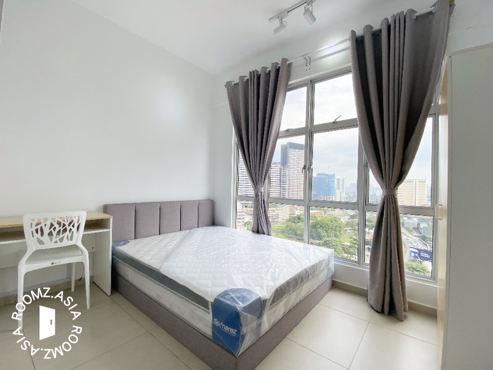 Female unit Middle room for rent near KL Eco City, Bangsar
