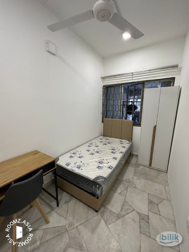 Middle room for rent at SS19
