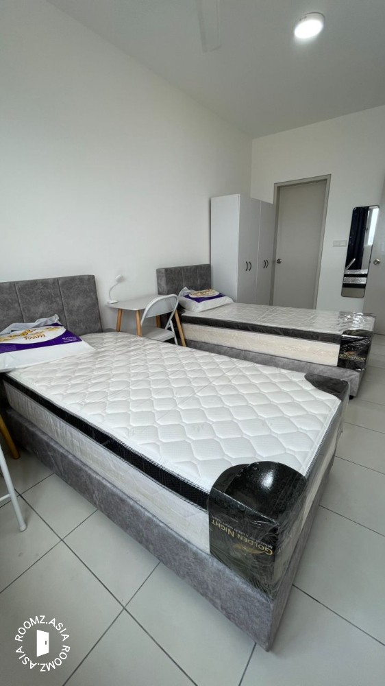Master room for rent at Residensi Riamas, Old Klang Road with private 🛁bathroom prefer 👩female tenant